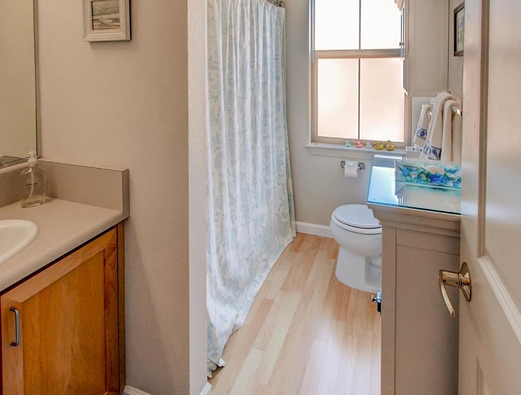 Serene Bungalow-style In Point Reyes Station!